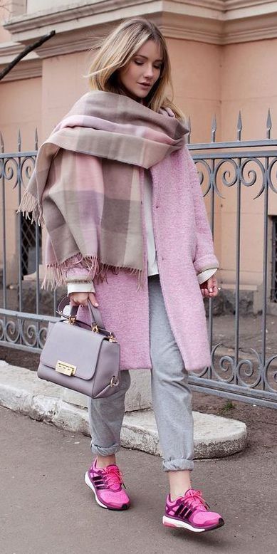 Pink Coat Outfit, Mode Pastel, Winter Mode Outfits, Mode Rose, Iranian Women Fashion, Mode Casual, Pinterest Fashion, Coat Outfits, Pink Shoes