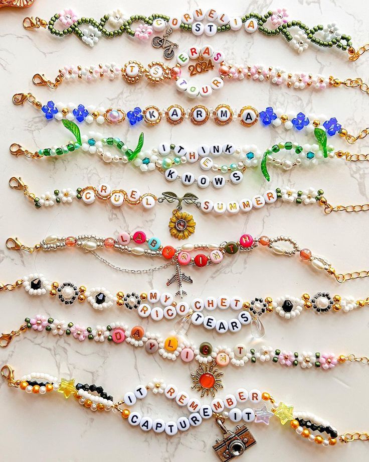 Taylor Swift bracelets Bow Friendship Bracelet Pattern, Friendship Bracelets Tutorial Beads, Friendship Bracelet Patterns With Beads, Friendship Bracelets Beads, Friendship Bracelet Diy, Bead Bracelet Making, Taylor Bracelets, Frendship Bracelets, Taylor Swift Bracelets