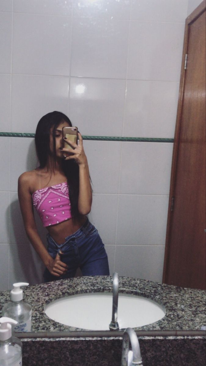 A bandana agora está super em alta, e as pessoas começaram a testar novos jeitos de usar, ela como blusa fica perfeita e super estilosa, podemos usar e abusar disso!!🥰 Mirror Selfie