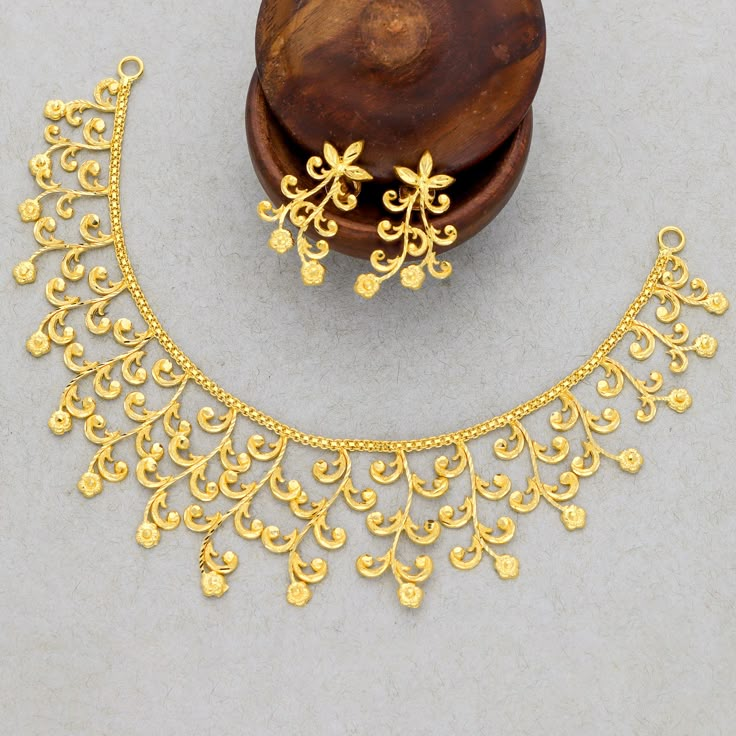 10 Gms Gold Necklace Indian, Lightweight Gold Jewellery, 10 Gms Gold Necklace, Lightweight Gold Necklace, Gold Necklace Set Design, Gold Set Design, Tanishq Jewellery, Gold Necklace Design, Simple Bridal Jewelry