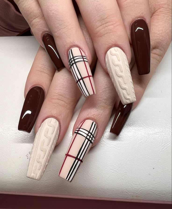 Burberry Sweater Nails, Burberry Nails Brown, Brown Christmas Nails Art Designs, Plaid And Sweater Nails, Burgundy And Brown Nails, Plaid Nails Acrylic Fall, Cranberry Color Nails, Cute Nails Brown, Fall Burberry Nails