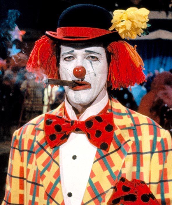 Roger taking a cigar break, whilst filming 'Octopussy,' in full clown get-up! Famous Clowns, Clown Pics, Clown Party, Clown Tattoo, Send In The Clowns, Circus Costume, Clown Faces, Vintage Clown, James Bond Movies