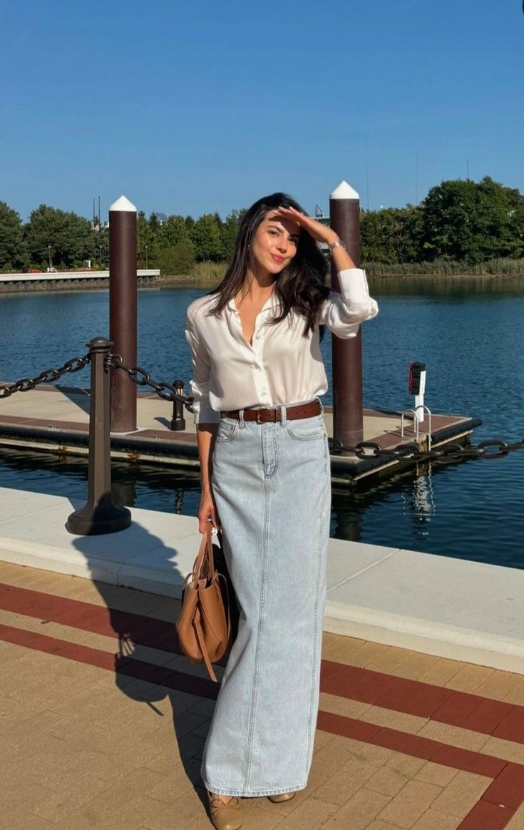 Casual outfit long demin skirt Demin Long Skirt Outfits, Demin Long Skirt, Denim Long Skirt Outfit, Long Denim Skirt Outfit, Long Skirt Outfit, Denim Long Skirt, Sport Chic Style, Denim Skirt Outfits, Long Skirt Outfits