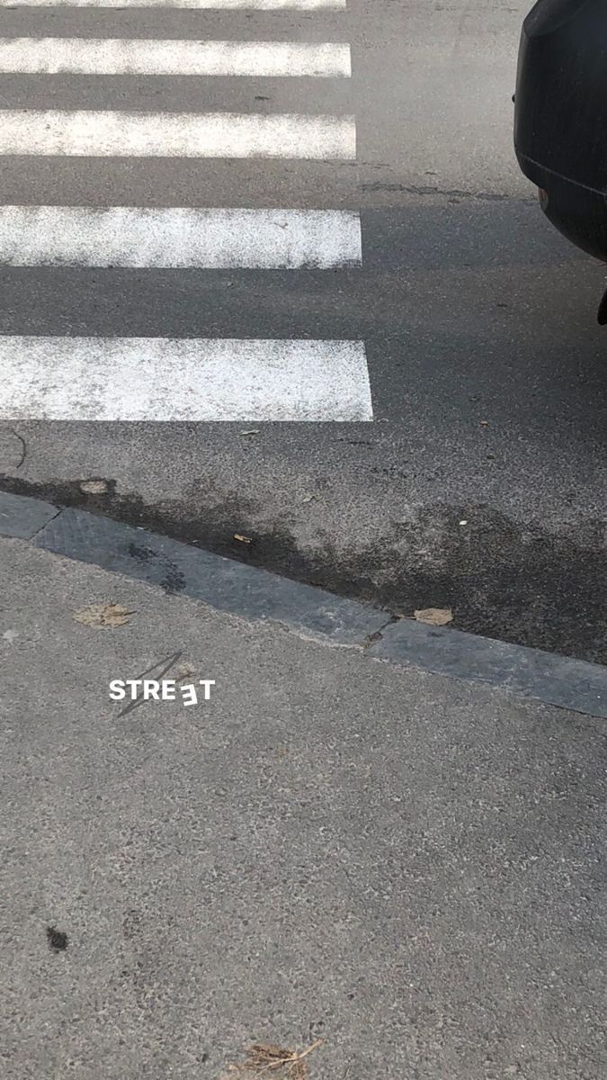 there is a street sign on the side of the road that says street 31t