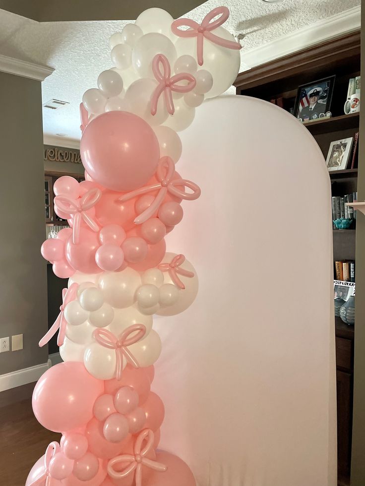 balloons and bows are arranged on the back of a balloon column