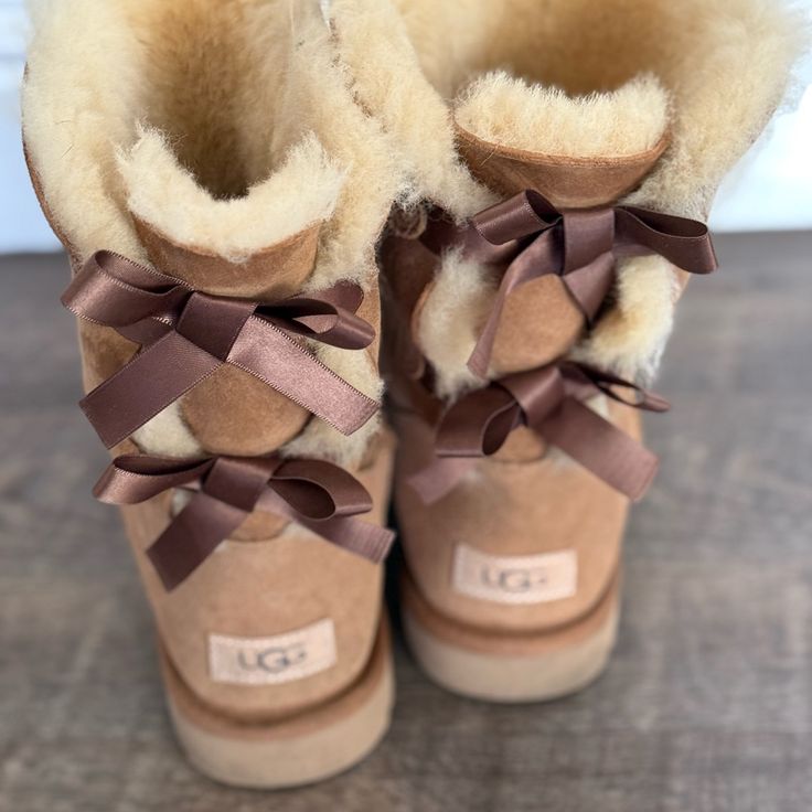 Lightly Worn, Great Condition Ugh Boots With Bows, Ugg Bow, Ugg Boots With Bows, Cute Uggs, Ugh Boots, Pretty Sneakers, Bow Boots, Shoes Ugg, Bow Women