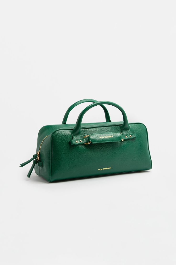 Venture into the world of AUTUMN WINTER 23 Collection. Inviting you to wear your persona, loud and clear.
With the medium Emerald Green, sophistication gets a larger canvas. Each facet of its Italian grain leather tells of poised grandeur, with its adjustable crossbody strap adding the perfect finishing touch.

Explore our range of bespoke add-ons to further elevate and personalise the appearance of your bag, making it uniquely yours. Doctors Bag, Loud And Clear, Achieve Goals, Winter 23, Doctor Bag, Unique Bags, Add Ons, Schmuck Design, Medium Bags