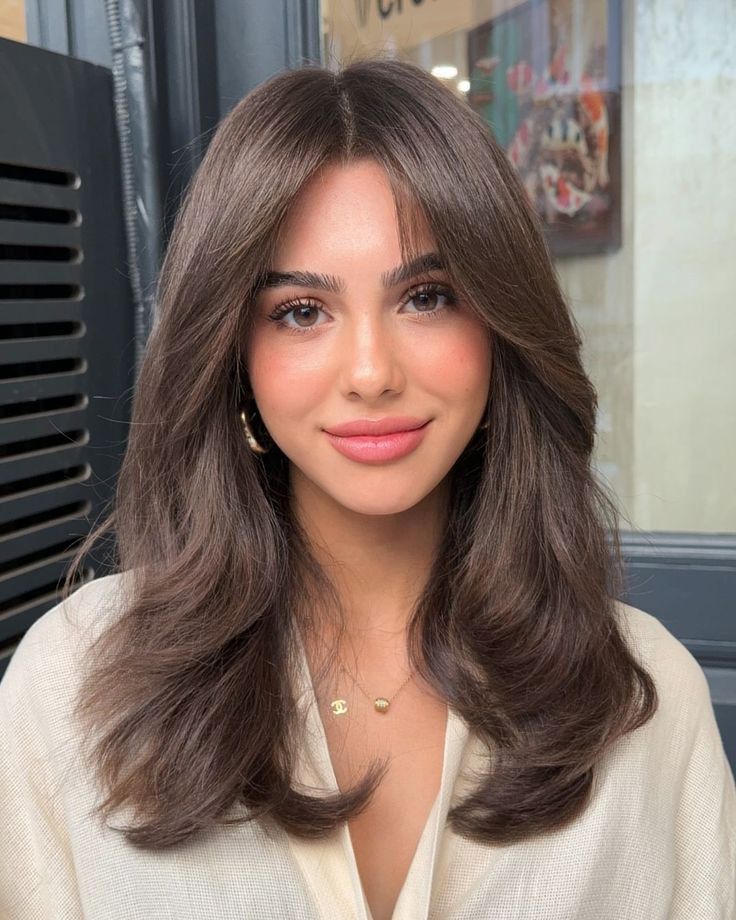 Brown Hair Colors Chocolate, Platinový Blond, Brown Hair Looks, Brown Hair Inspo, Hair Inspiration Long, Layered Haircuts For Medium Hair, Haircut Types, Hairstyles For Layered Hair, Haircuts For Medium Hair