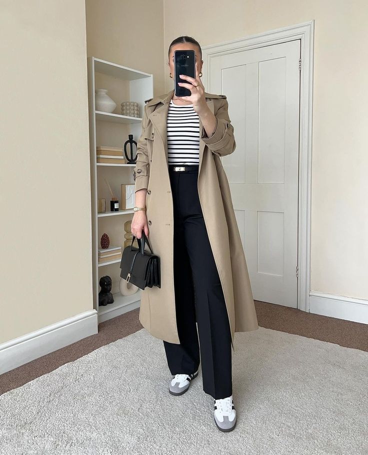 Trench Coat Formal Outfit, Sand Coat Outfit, Samba Office Outfit, Cold Morning Outfit, Trench Coat Outfit Work, French Coat Outfits, Light Beige Coat Outfit, Outfits Con Saco Beige, Rain Work Outfit