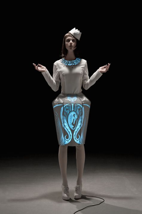 Electroluminescent dress by Vera Wang. Wearable Technology Fashion, Smart Textiles, E Textiles, Space Princess, Tron Legacy, Pattern Recognition, Led Fashion, Cyberpunk Fashion, Technology Fashion