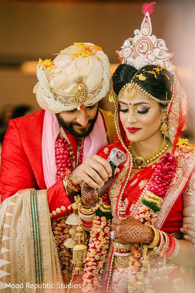 Beautiful bengali bride and groom. http://www.maharaniweddings.com/gallery/photo/100762 Krishna Mukherjee, Dapper Grooms, Bengali Bridal Makeup, Indian Wedding Fashion, Bengali Bride, Thailand Wedding, Wedding Brides, Hindu Bride, Indian Wedding Photography Poses