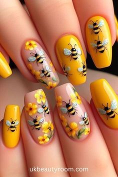 Yellow Color Nail Art, Mail Flower Design, Cool Nail Art Short Nails, Gel Nails Designs Short, Trending Nail Designs 2024, Natural Nail Ideas Short, Summer Long Nail Ideas, Short Fun Nails, Colorful Nail Ideas