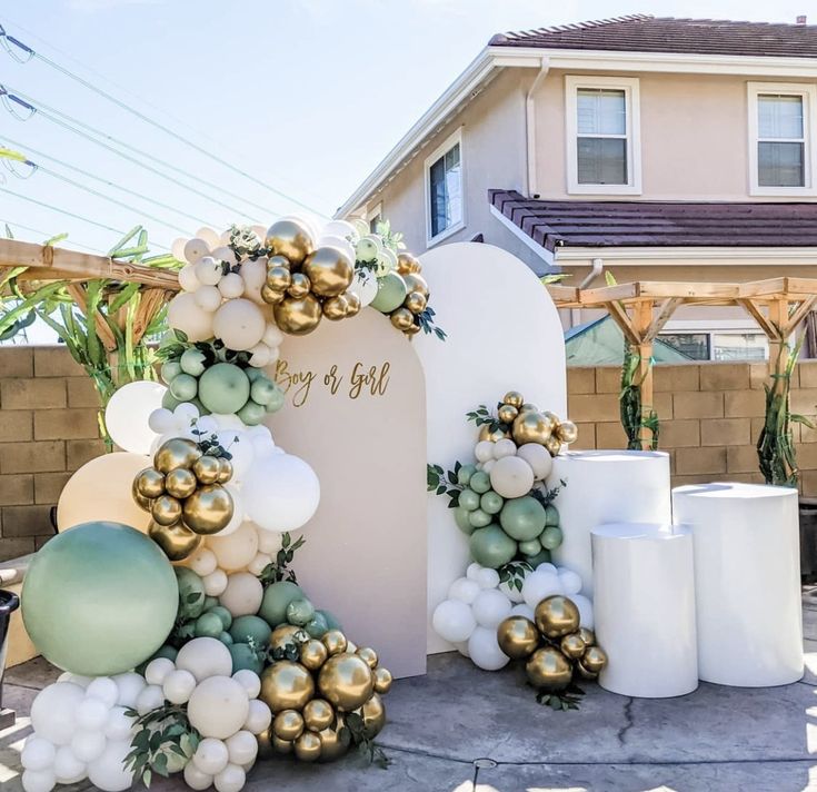 balloons and greenery decorate the entrance to a house