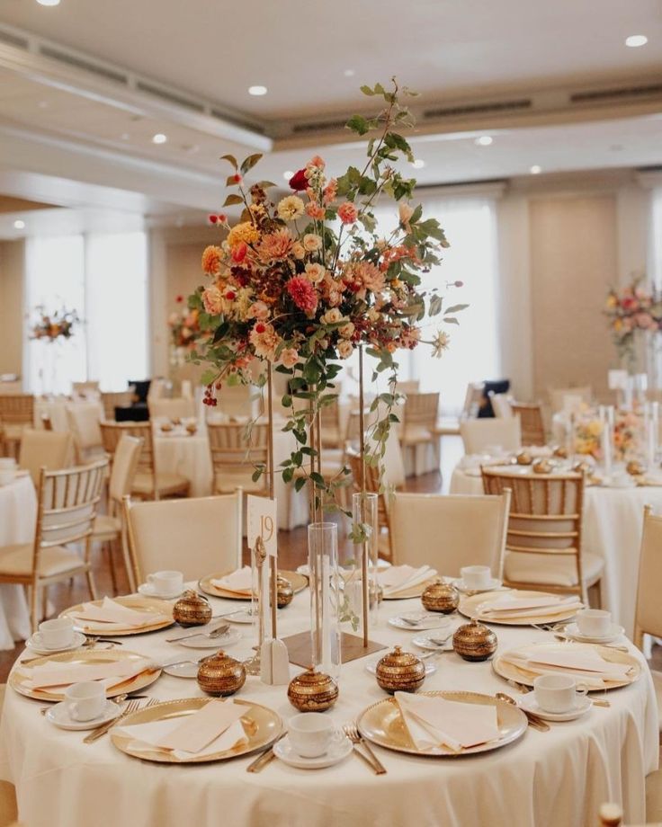 Bright Orange Floral Wedding Table Centerpiece Terracota Wedding Decorations, Burnt Orange And Pink Wedding, Wedding Table Decorations Purple, Orange Floral Wedding, Orange Centerpieces, Fall Wedding Table Decor, Simple Table Decorations, Round Wedding Tables, Wedding Top Table