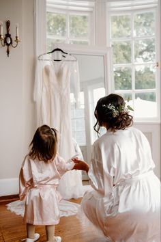 Flowergirl Wedding Photos, Bride And Mother Of The Bride Pictures, Bride And Flowergirl Picture, Wedding Photos Wedding Party, Bride And Daughter Pictures, Daughter At Wedding, Robe Getting Ready Wedding, Bride With Flower Girl, Bride And Daughter