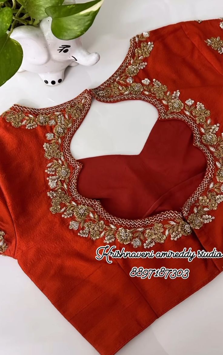 Red Maggam Blouse Designs, Magan Work Blouse Designs, Maggam Work Back Neck Designs, Simple Maggam Works For Blouses, Red Aari Work Blouse Designs, Red Blouse Maggam Work Designs, Maggam Work Simple Designs, Bridal Blouse Neck Designs, Back Open Blouse Designs