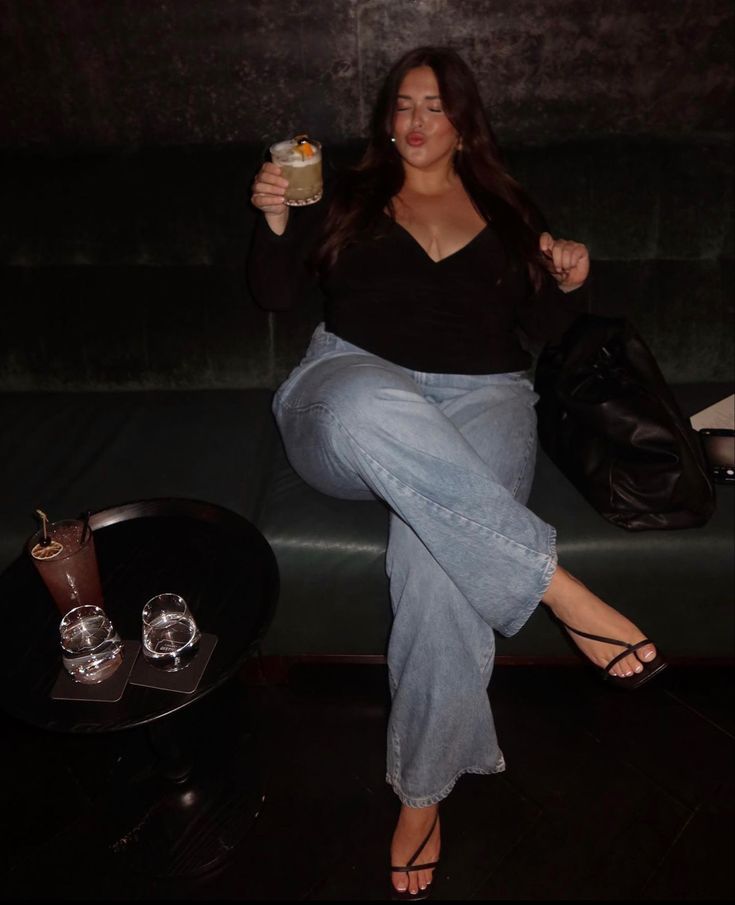 Curvy Dinner Date Outfit, Date Night Looks Plus Size, Dinner Plus Size Outfit Ideas, Casual Dinner Outfit Summer Plus Size, Conventionally Attractive Woman, Plus Size Night Outfits, First Date Bar Outfit, Plus Size Outfits Date Night, Plus Size Coffee Date Outfit