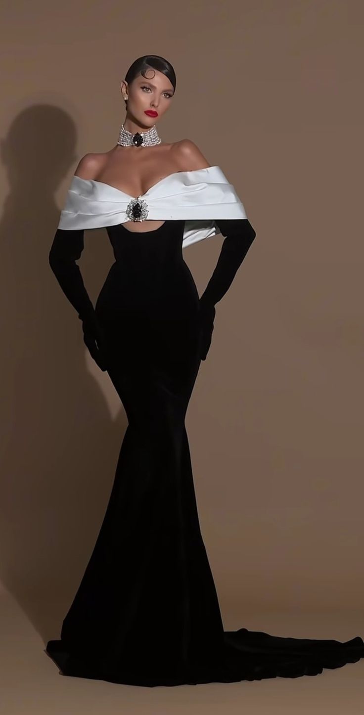 Couture Fashion Aesthetic, Versace Mansion Photoshoot, Vivian Leigh Style, Black And White Red Carpet Dress, Black Tie Christmas Pictures, 90s Hollywood Glam, Old Hollywood Photoshoot Ideas, Old Black Hollywood Glamour, Black Hollywood Dress