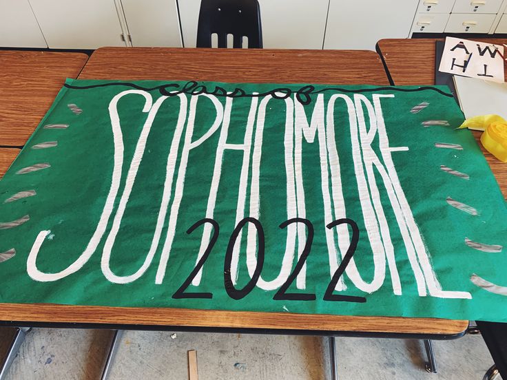 a table with a green sign that says, sophmore 2012