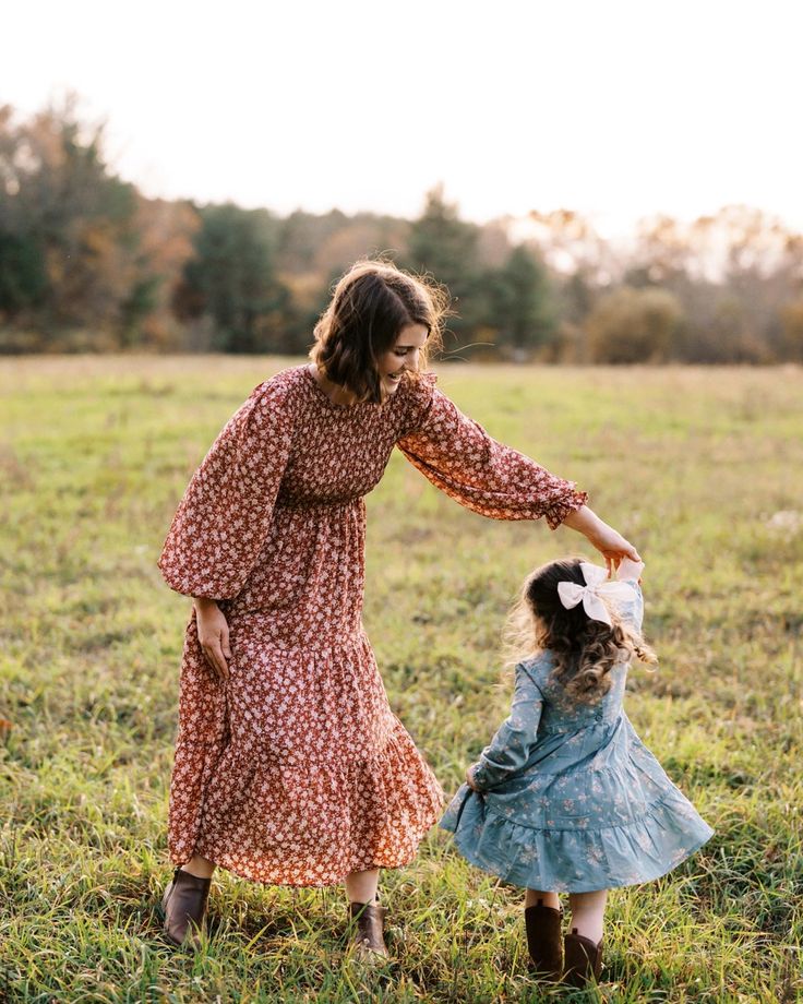 Fall Photoshoot Mom And Daughter, Mommy And Me Photo Shoot Fall, Mom And Daughter Fall Photoshoot, Fall Mother Daughter Photoshoot, Daughter Pictures, Mother Daughter Pictures, Daughter Photoshoot, Mother Daughter Photoshoot, Fall Photo Shoot Outfits