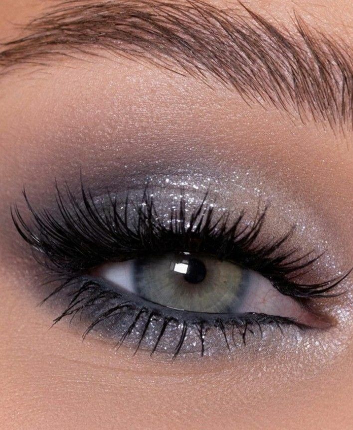 Light Smokey Eye Makeup Blue Eyes, Blue Eyes With Pink Eyeshadow, Robert Welsh Eyeshadow, Homecoming Eyeshadow Looks, Feyre Starfall Makeup, Prom Makeup For Blue Eyes Blue Dress, Grey Makeup Looks, Machiaj Smokey Eyes, Teknik Makeup