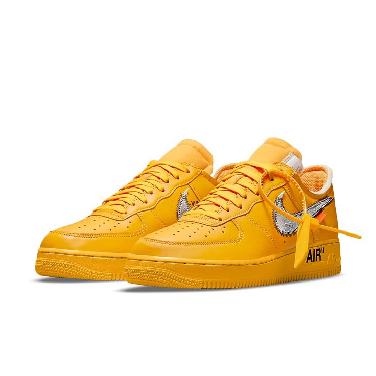 The Nike Air Force 1 x OFF-WHITE is a sneaker like no other. Created by Virgil Abloh, this shoe reunites his iconic design with Bruce Kilgore's classic 1982 basketball shoe. The result is a sneaker that is both stylish and functional. The upper is made of leather and dipped in a rich mustard yellow hue. The contrast zigzag stitching and Helvetica text on the medial quarter panel create a look that is both eye-catching and unique. The exposed foam construction on the collar and tongue add to the overall comfort of the shoe, while the woven tag with Nike Air branding adds a touch of luxury. Nike Off White, White Air Force 1, White Air Forces, Silver Sneakers, Limited Edition Sneakers, Nike Air Force 1 Low, Air Force Ones, Basketball Sneakers, Air Force 1 Low