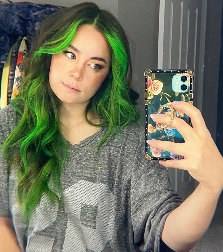 Green Hair Streaks, Black And Green Hair, Neon Green Hair, Gemini Hair, Green Hair Girl, Color Block Hair, Green Hair Dye, Split Dyed Hair, Peekaboo Hair