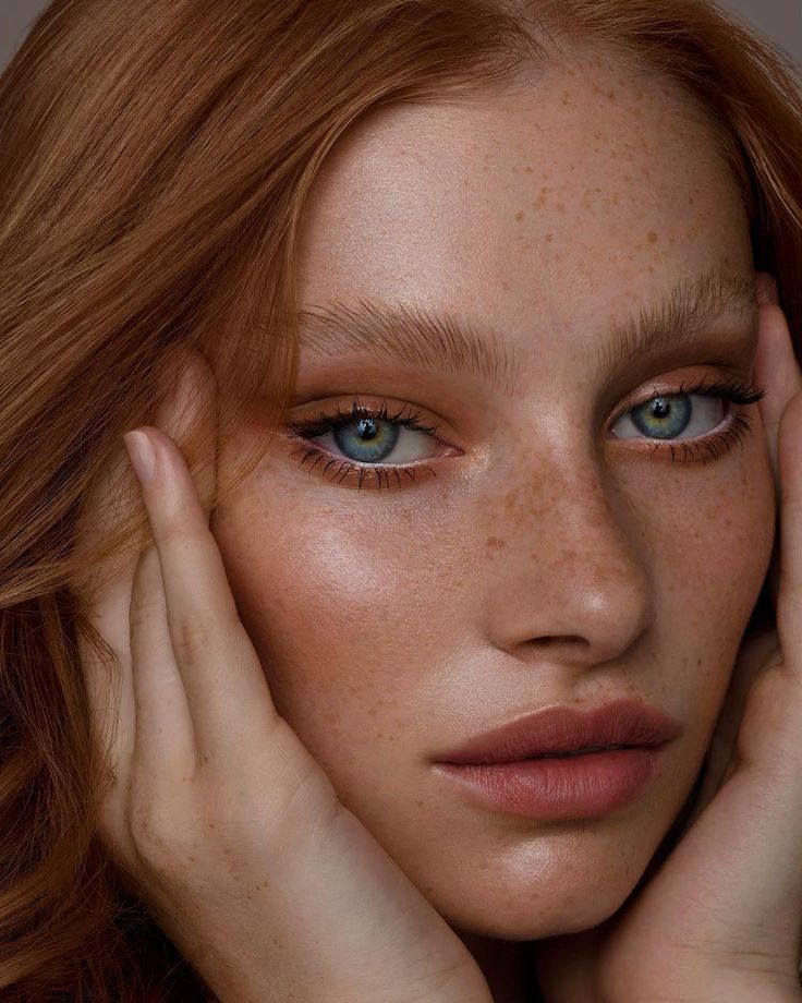 L’orange 🍊 @lauragwyneth @tamarawilliams1 #freckles #sultry #naturalglow #nikki_makeup    #Regram via @nikki_makeup Ginger Makeup, Bronze Makeup Look, Freckles Makeup, Red Eye Makeup, Redhead Makeup, Bronze Makeup, Glossy Makeup, Glow Skin, Braut Make-up