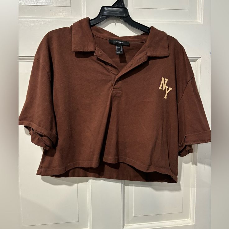 - Women’s Ny Brown Cropped Tee - Size Medium - Can Fit As A Bit Larger On Size Small, True To Size On Medium , Could Fit On Large As Well Just A Bit Tighter - Brand New ~ Bought And Never Worn ~ - Cotton Material Trendy Collared T-shirt For Streetwear, Collared Tops For Summer College Season, Collared Tops For College In Summer, Oversized Tops For Fall College Style, Oversized College Style Tops For Fall, Graphic Print Collared Top For College, Spring Collared T-shirt With Letter Print, Collared College Style Tops, Collared Cotton Tops For College