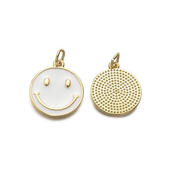 Gouden bedel van een witte smiley. Ideale bedel voor aan je ketting, armband of oorbel. Cheerful Smiley Face Jewelry For Everyday, Gold Smiley Face Bracelet, Pink Smiley Face Round Bead Jewelry, Playful Gold Smiley Face Jewelry, Adjustable Yellow Smiley Face Bracelet, Diy Charm, Gold Charms, Necklace Bracelet, Smiley