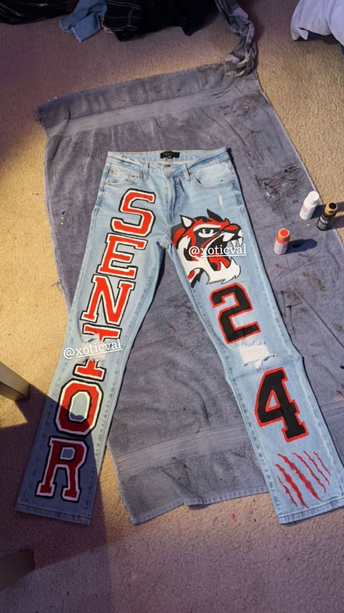 Diy Senior Pants, Senior Jeans Orange And Black, Senior Pants Aesthetic, Senior Jeans Green And Gold, Homecoming Pants Ideas Freshman, Senior Night Cheer Outfits, Custom Senior Jeans, Custom Senior Pants, Hoco Pants Ideas Junior