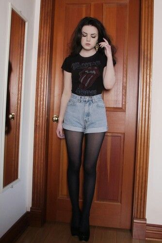 Tights and shorts (grunge) Scene Girl, Look Grunge, Goth Outfit, Fashion 90s, Retro Mode, Mode Inspo, Edgy Outfits, Black Tights, Short Shorts