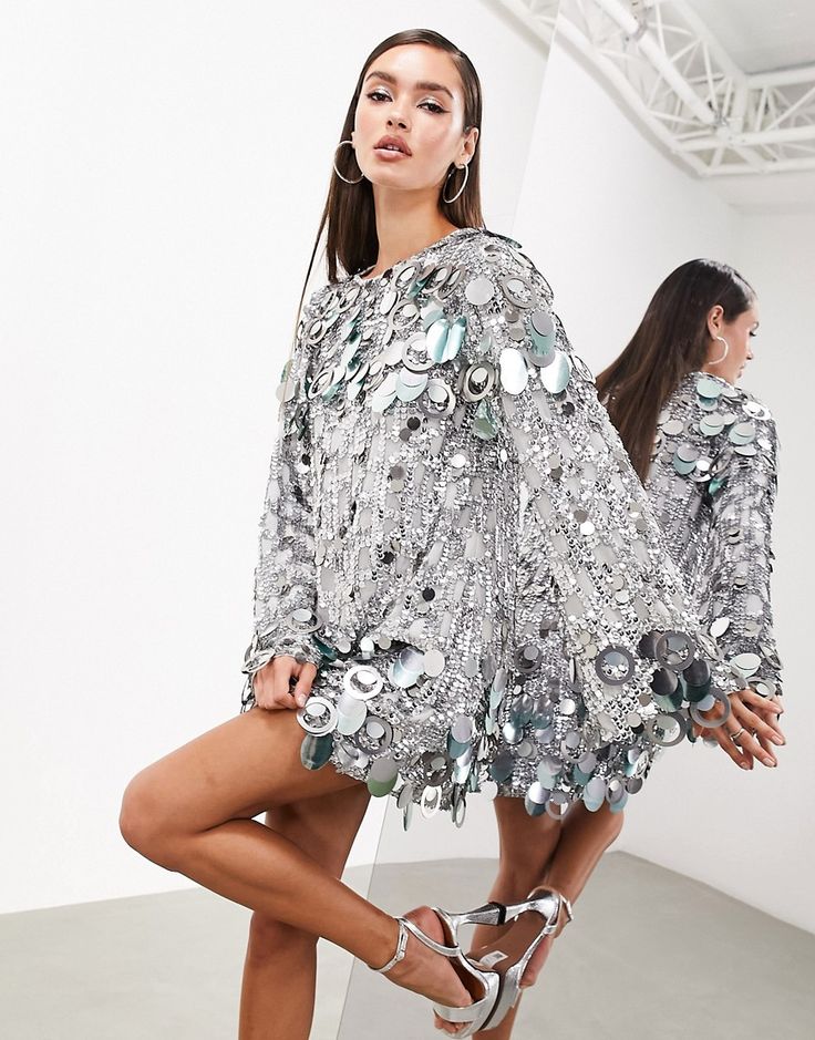 Robe par ASOS EDITION Prête pour la boule à facettes Col montant Manches longues Goutte d'eau boutonnée au dos Coupe décontractée Retro Stage Outfits, Disco Dress Up, Disco Embellished Sequin Fabric For Night Out, Disco Embellished Mini Sequin Dress, Silver Sequined Disco Mini Dress, Fitted Disco Sequin Fabric Embellished, Festive Silver Sequined Mini Dress, Asos Sequin Dress, Nye 2024