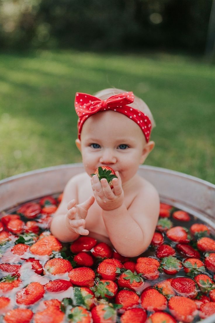 First Year Pictures, Nails Coconut, 6 Month Photo Shoot, Best Baby Names, Garden Strawberry, Photo Bb, Aesthetic Coconut, Baby Milestones Pictures, Names Cute