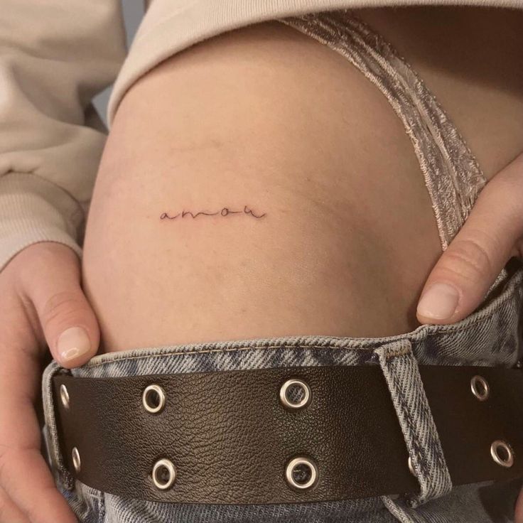 a woman's stomach with the word mom written on it