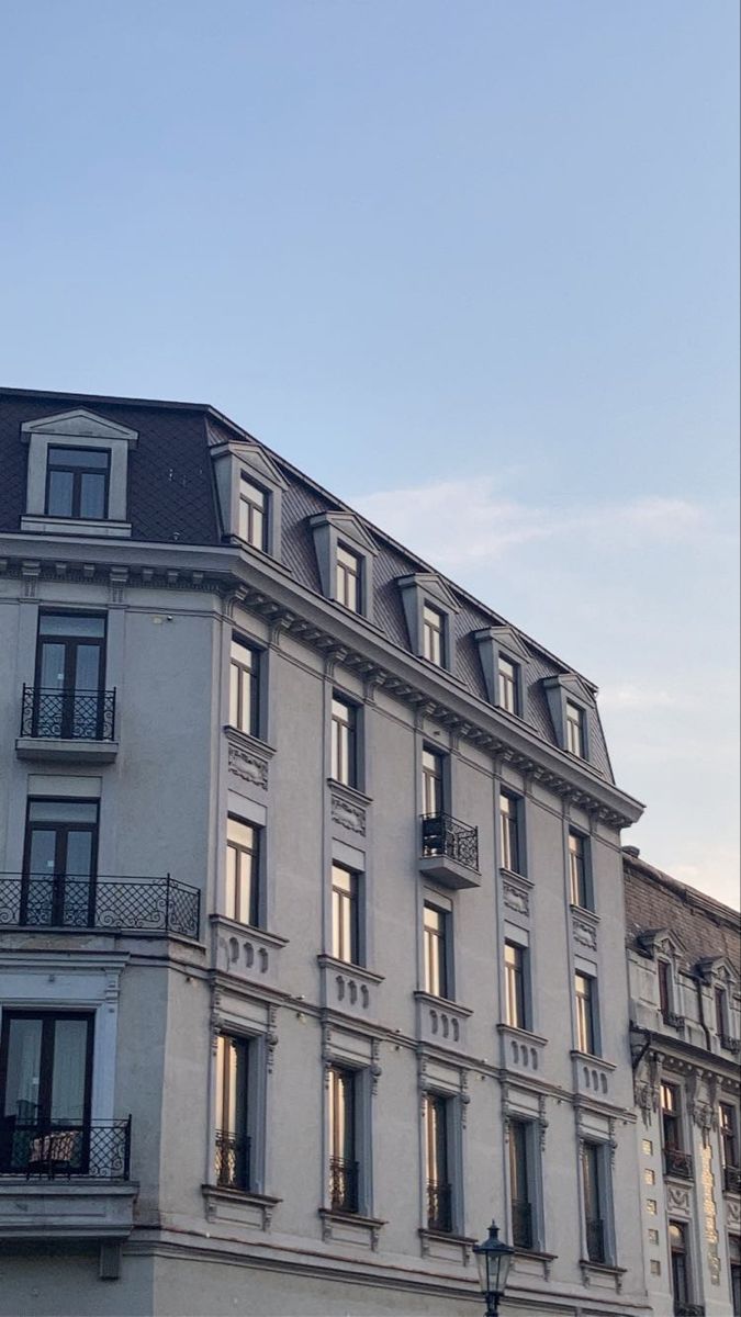 an old building with many windows and balconies on the top floor is shown