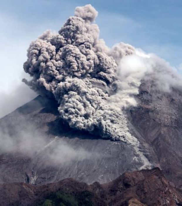 Eruption du volcan Merapi en Indonésie Mount Merapi, Volcano, Mother Earth, Bing Images, Force, Natural Landmarks