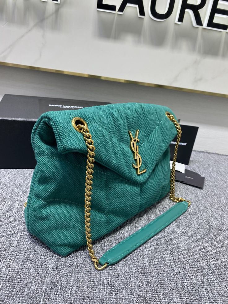 Saint Laurent new Lou Lou new canvas cloud bag material. Every detail is perfectly matched with the golden logo and golden chain, making the overall bag look very fashionable

Size 29x17x11cm Luxury Green Canvas Shoulder Bag, Large Leather Bag, Cloud Bag, Golden Logo, Lv Purse, Small Leather Bag, Chain Making, Lv Shoes, Medium Handbags