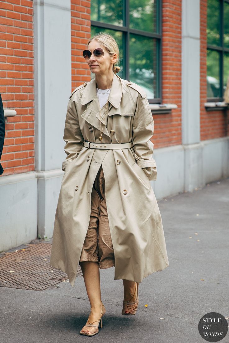 Milan SS 2020 Street Style: Suzanne Koller - STYLE DU MONDE | Street Style Street Fashion Photos Suzanne Koller Women Coat Outfit, Suzanne Koller, 2020 Street Style, Khaki Trench, Trendy Spring Outfits, Grandma Fashion, Trench Coat Outfit, Reportage Photography, Clothing Blogs