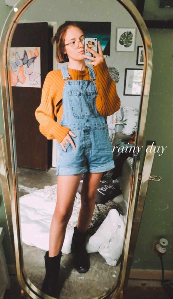 oversized burnt sweater, baggy blue jean overall shorts, combat boots Sweater With Overalls Shorts, Overall Shorts With Sweater, Sweater With Overalls, Overalls Outfit 90s, Short Overalls Outfit, Grudge Outfits, Oversized Shirt Outfit, Mediterranean Vibes, Baggy Sweaters