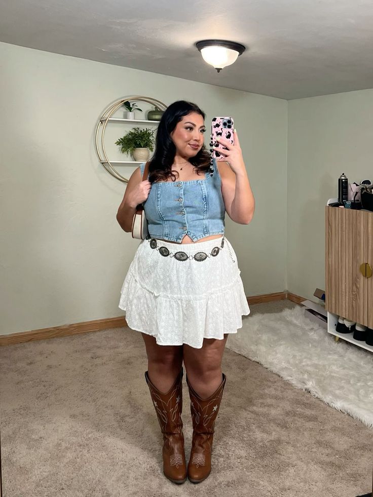 Rodeo Plus Size Outfit, Western Lace Outfit, Plus Size Outfits Western, Mid Size Cowgirl Outfits, Stagecoach Outfit Ideas Plus Size, Midsize Cowgirl Outfit, Plus Size Outfits For Nashville, Plus Size Concert Outfit Country, Black Rodeo Outfits For Women