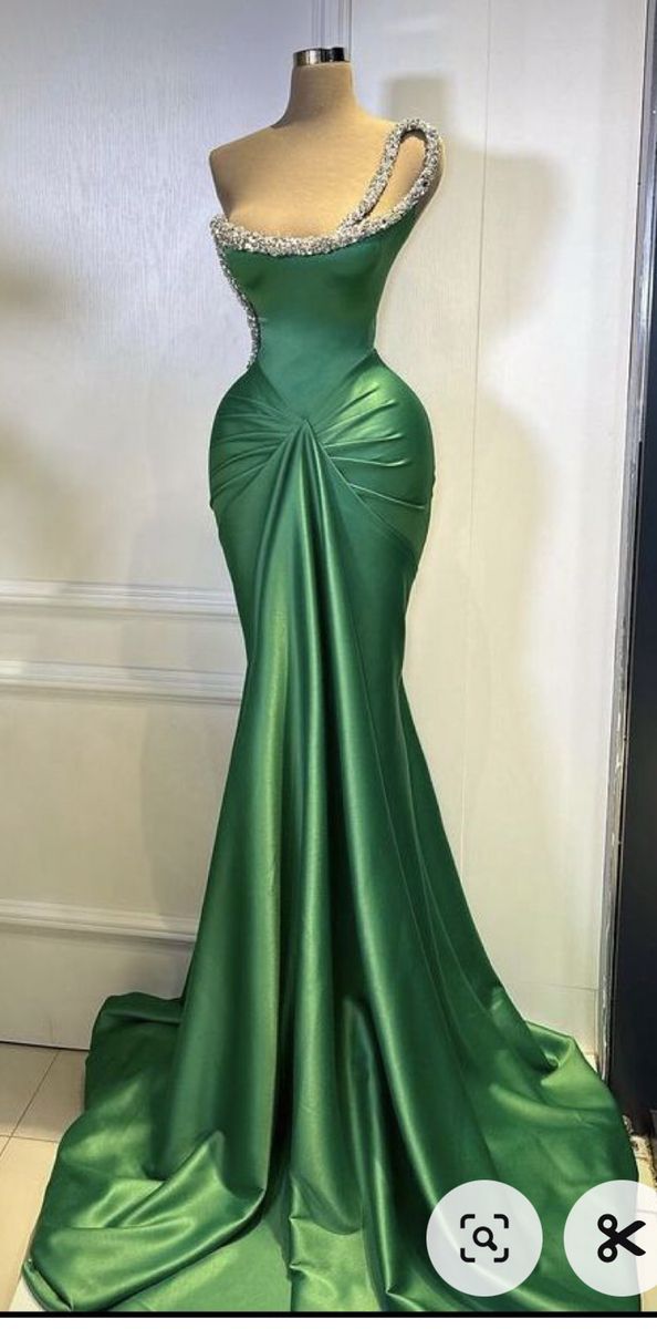 Emerald Green Gown, Green Evening Gowns, Exquisite Gowns, Dress With Pleats, Sequin Prom Dress, Green Gown, Prom Dress Inspiration, Fashion Group, Evening Party Dress