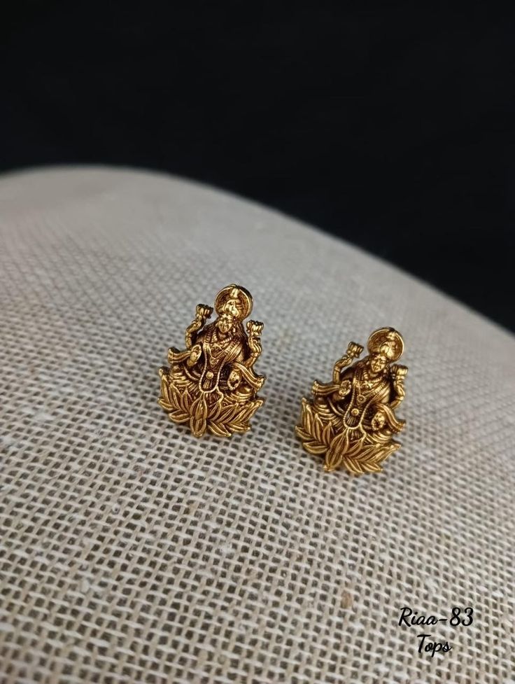 C'o.ar js Gold Earrings Designs Jhumka, Lakshmi Devi Earrings Gold, Lakshmi Earrings Gold, Small Jhumkas Gold, Ear Studs Indian, Lakshmi Earrings, Kim Aesthetic, Necklace Set Indian Bridal Jewelry, Bollywood Makeup