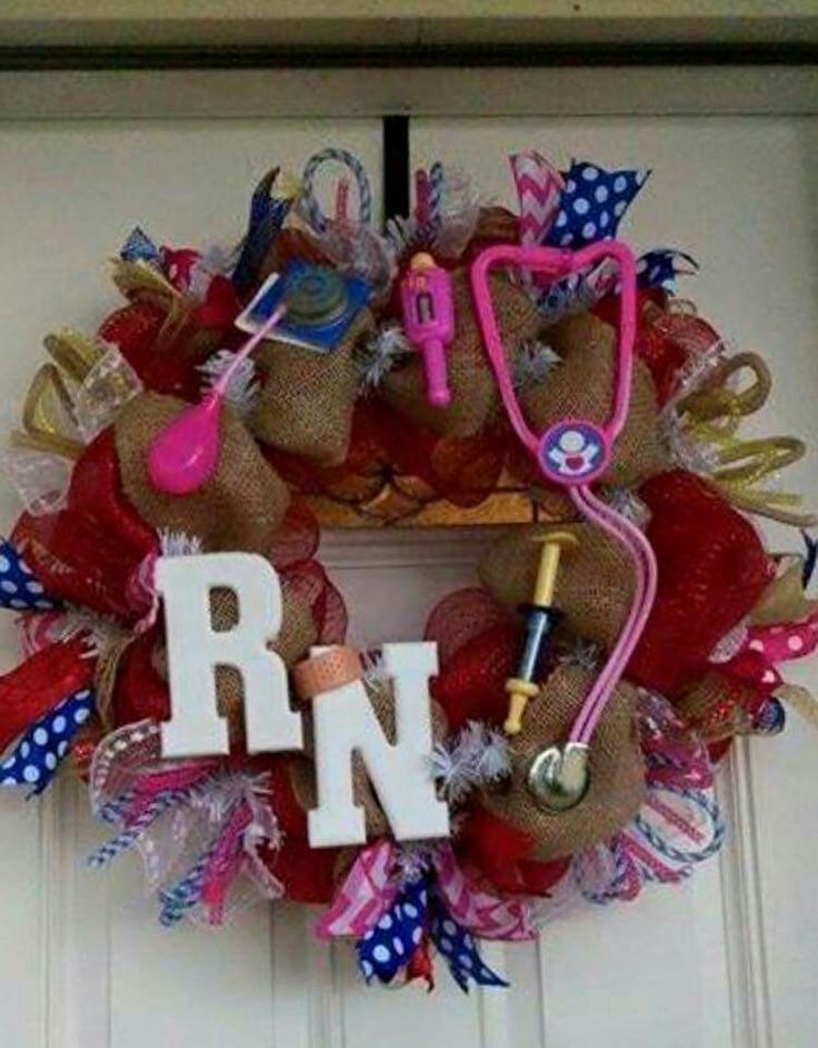 RN wreath Nurse Wreath Ideas, Medical Wreath, Nurses Office Decor, August Decorations, Nurse Wreath, Wreath Decorating Ideas, Medical Party, Nurse Office Decor, Nurse Crafts