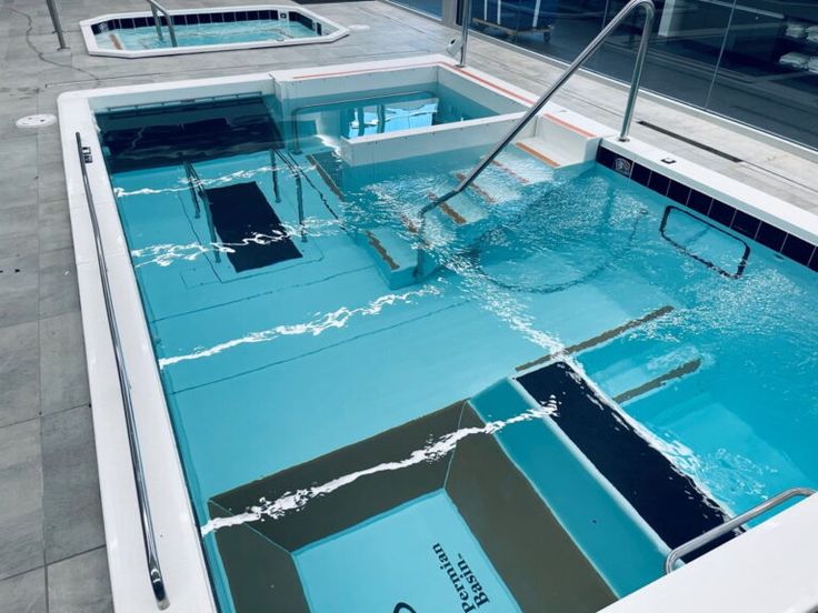 an empty swimming pool with no people in it