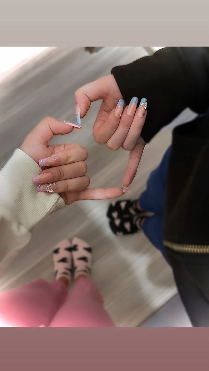 Matching Nails Sets With Bestie, Matching Nail Designs For Friends, Nail Art Best Friends, Bestie Matching Nails Ideas, Matching Nails With Sister, Simple Matching Nails With Best Friend, Matching Nails With Bff Summer, Funny Nail Poses, Matching Nail Inspo For Best Friends