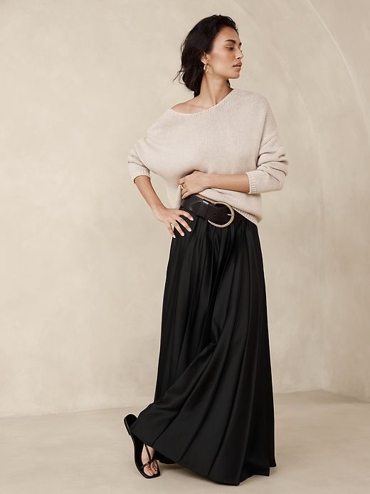 Long Maxi Skirt Outfits, Pleated Maxi Skirt Outfit, Full Skirt Outfit, Black Maxi Skirt Outfit, Satin Maxi Skirt, Long Maxi Skirt, Winter Skirt Outfit, Maxi Skirt Outfits, Pleated Long Skirt