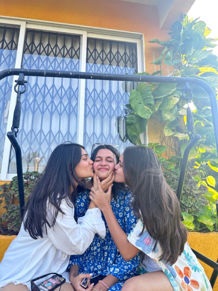 trio Trio Sisters Photoshoot Poses, Cousins Photo Poses, Best Friend Poses 3 People, Photo Poses For Trio Friends, 3 Bff Poses Photo Ideas, Trio Pictures Poses, 3 Bff Poses, Trio Bestie Poses, Poses For Sisters Photography