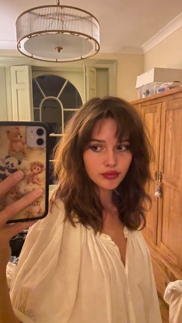 60 Fringe Hair, Bangs That Go To The Side, Cool Fringe Hairstyles, French Shaggy Hair, 70s French Hair, Jane Birkin Hairstyle, 60s Hair Women, 90s Fringe Hair, Fringe 2023 Hair