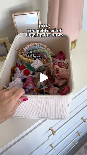 Hair Bow Organization Ideas, Baby Bow Organization Head Bands, Hair Bands Storage Ideas, Hair Bobble Storage, Organizing Headbands And Bows, How To Organize Bows, Claw Clip Organization Ideas, Toddler Hair Accessory Organizer, How To Store Headbands Ideas